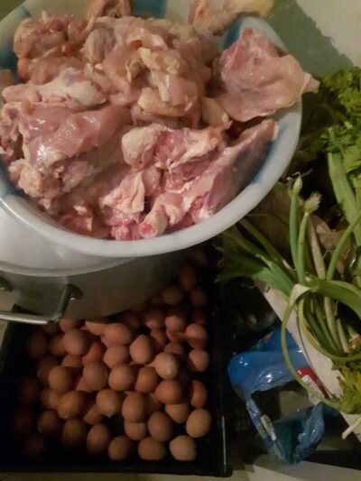 viande découpée avec oeufs et légumes