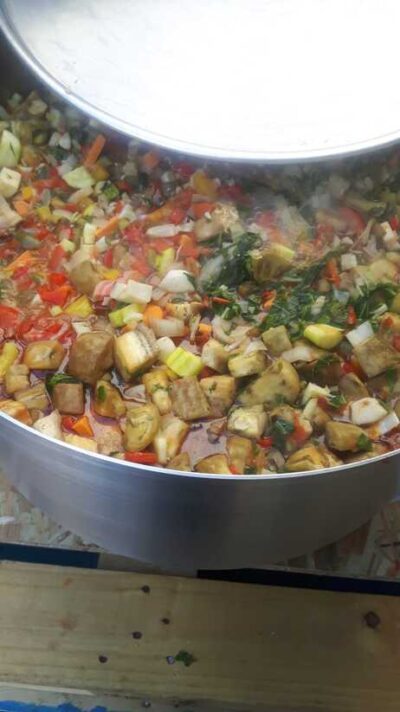 légumes découpés cuisson sauce dans marmite