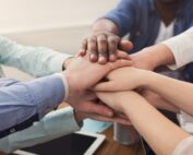 mains l'une sur l'autre