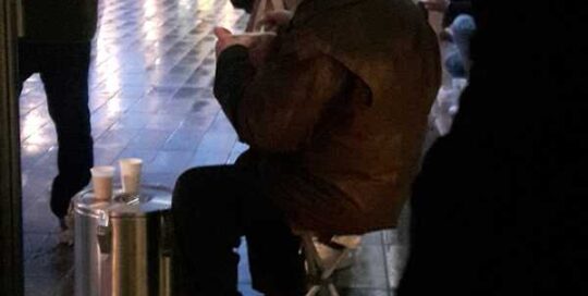 personnes agées qui mangent un repas dehors