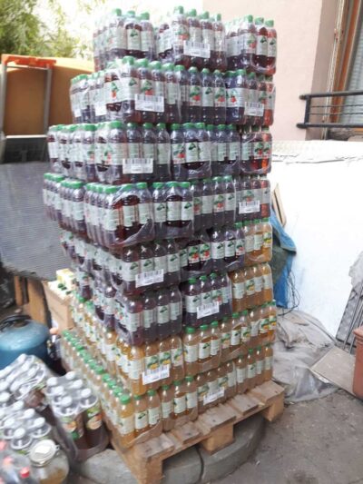 pack de boissons sucrées empilé sur une palette