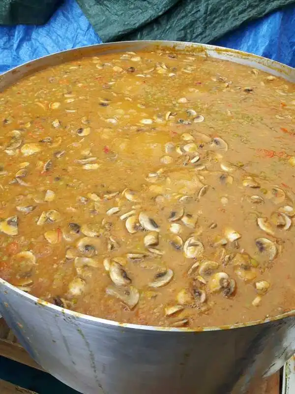Préparation d'une soupe pour des repas gratuit