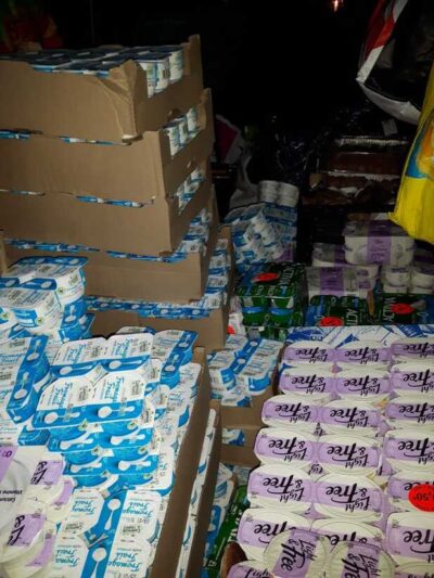 desserts yaourts dans des cartons