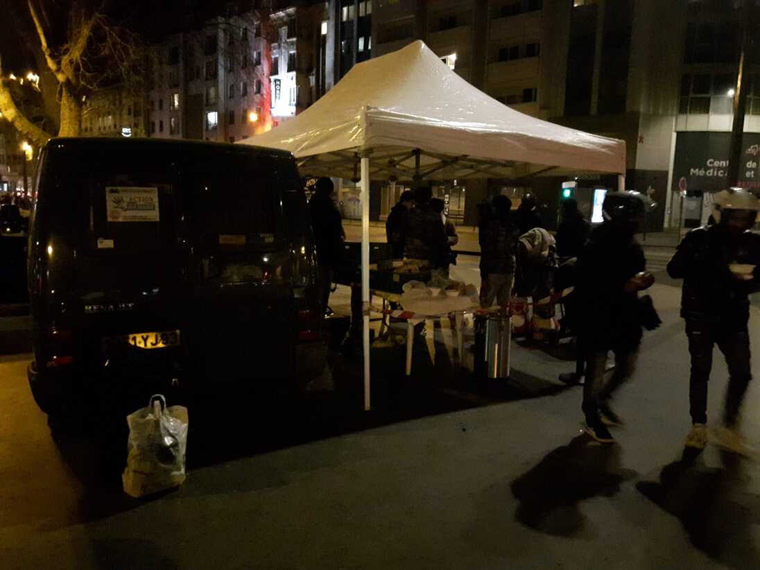 camion derrière une tente ou sont servis des repas